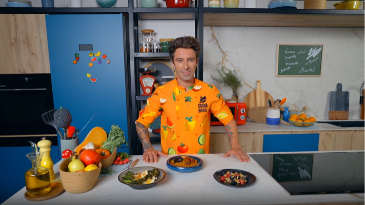 Cuina Brutal - Amanida de col kale, arròs al forn i coques de plàtan