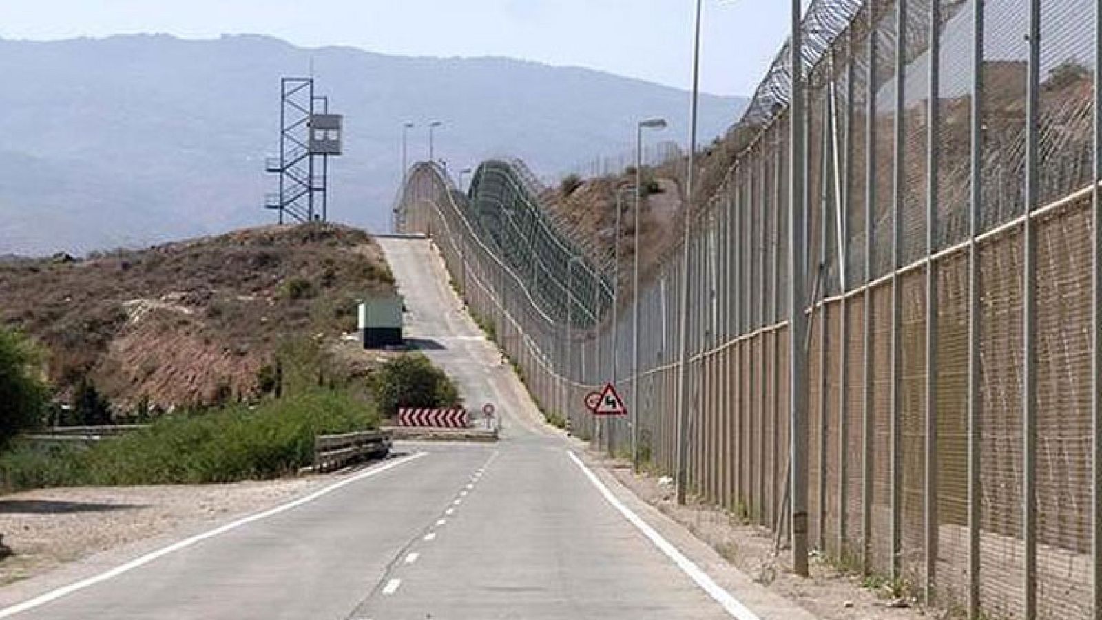 Marruecos aborta un asalto a la valla de Melilla de unos 200 inmigrantes - Informativo 24h | Ver