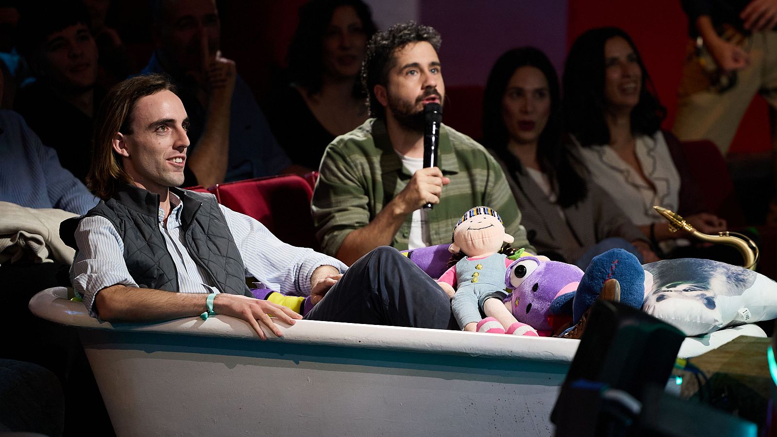 La Revuelta | Elegido para la bañera por un chaleco - La Revuelta | Ver