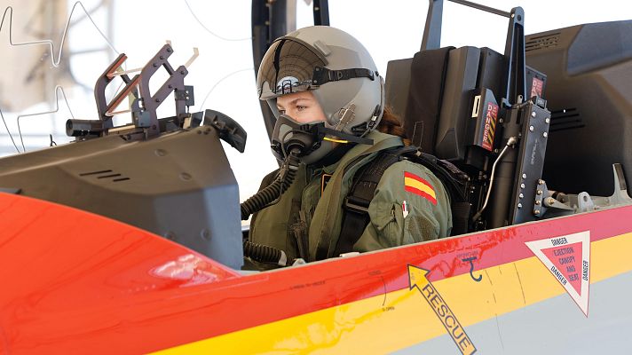 Informativo 24h - La princesa Leonor realiza su primer vuelo en solitario en la Academia del Aire como parte de su formación militar