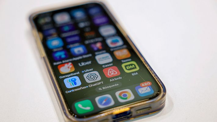 La tarde en 24h - Los jóvenes de 18 a 24 años utilizan el móvil durante más de cuatro horas