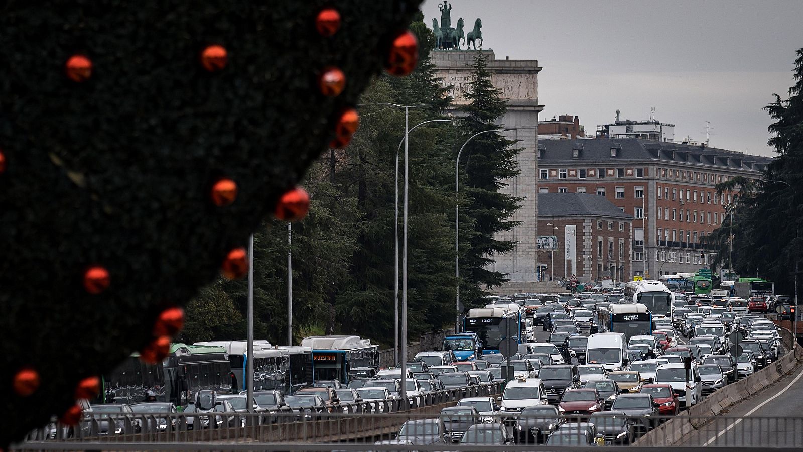 La operación salida Navidad 2025 llega a las carreteras, estaciones y aeropuertos españoles - Telediario 2 | Ver