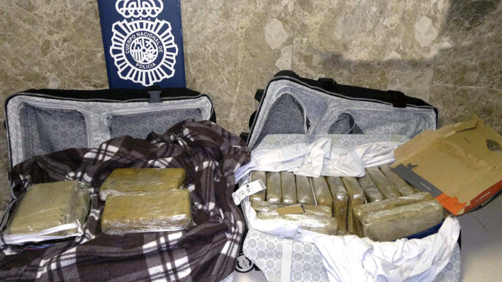  Más de dos toneladas de droga han sido incautadas  en el aeropuerto Madrid-Barajas durante el 2012.. Operaciones en las que  fueron detenidas más de 400 personas. Son algunos datos del balance que hoy ha presentado la Guardia Civil. En él también figura que fueron localizados más de nueve millones de euros, no declaráramos, que los pasajeros intentaban sacar del país.