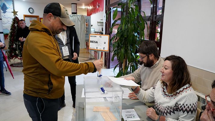 Informativo 24h - Los votantes más madrugadores de las elecciones en Extremadura: "Hay que venir porque si no, no tenemos derecho a opinar"