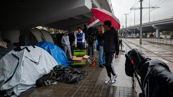 Entidades sociales acogen a 15 personas con especial vulnerabilidad desalojadas en Badalona - Telediario Fin de Semana | Ver