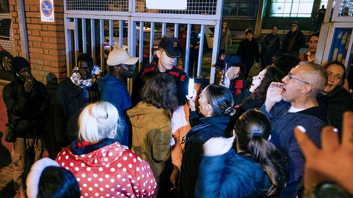 Informativo 24h - Un grupo de vecinos de Badalona bloquea la llegada de migrantes a una parroquia