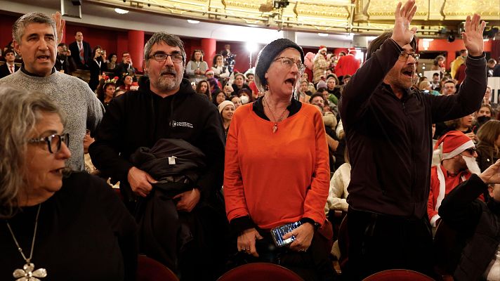 Lotería de Navidad - Protesta propalestina en el Teatro Real durante el sorteo de la Lotería: "Mil millones para Palestina"