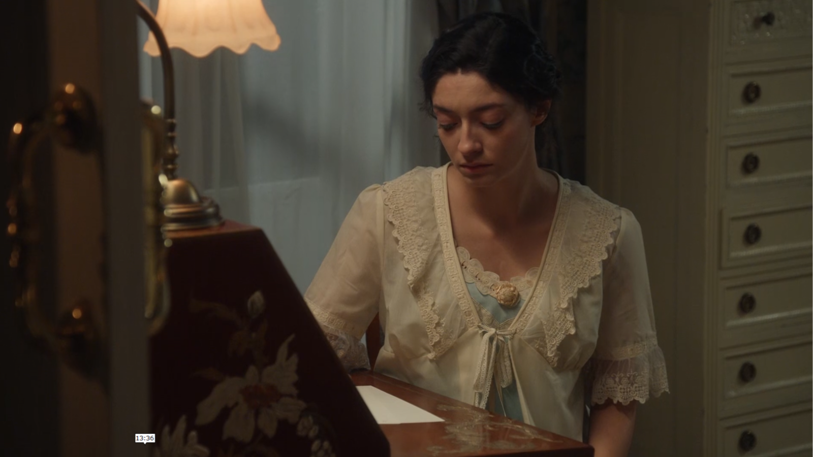 La Promesa: Ángela escribe una carta de despedida a Curro - La promesa | Ver