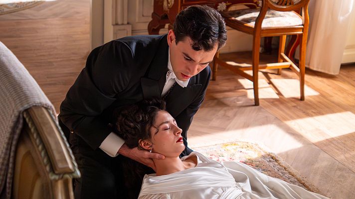 La promesa - La Promesa: Curro encuentra a Ángela inconsciente en su habitación