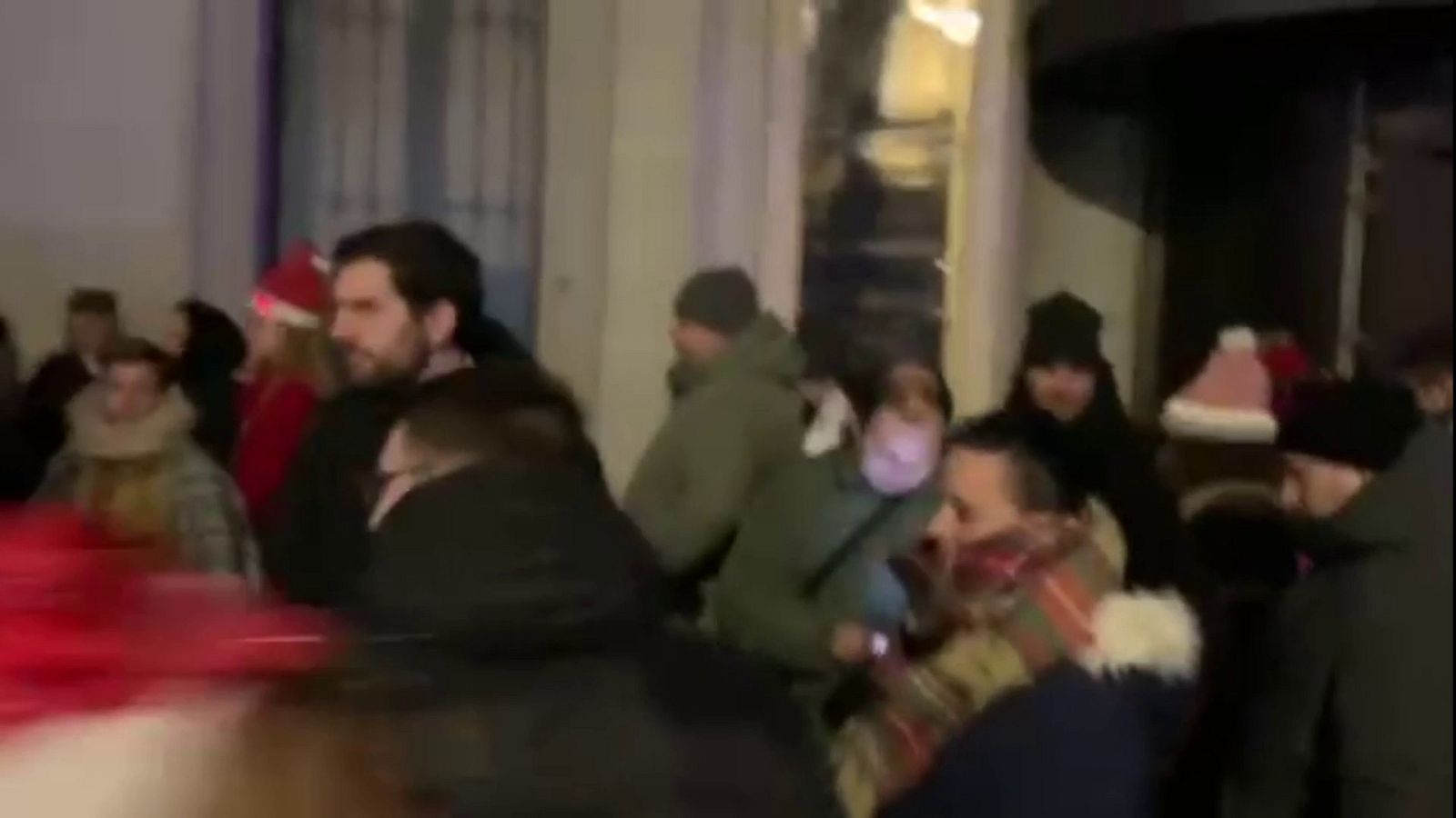 Cola del Teatro Real para asistir al sorteo de la Lotería de Navidad 2025 | Ver