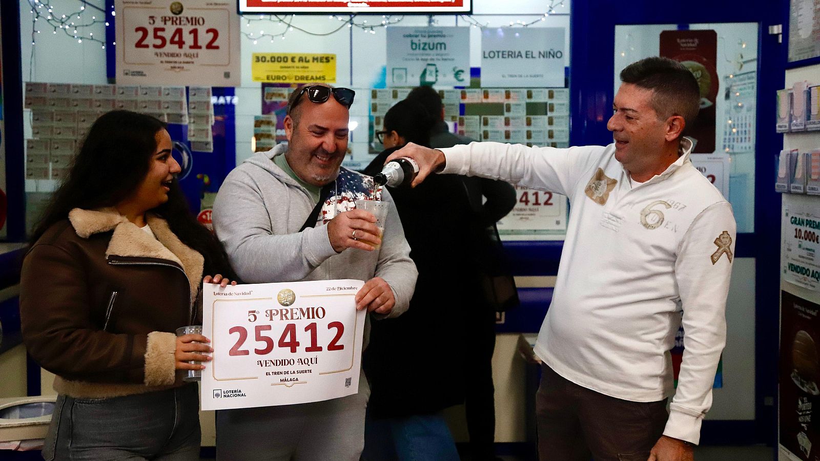 Más de seis millones de euros del quinto premio de la Lotería de Navidad caen en Málaga, en El Perchel - La hora de La 1 | Ver