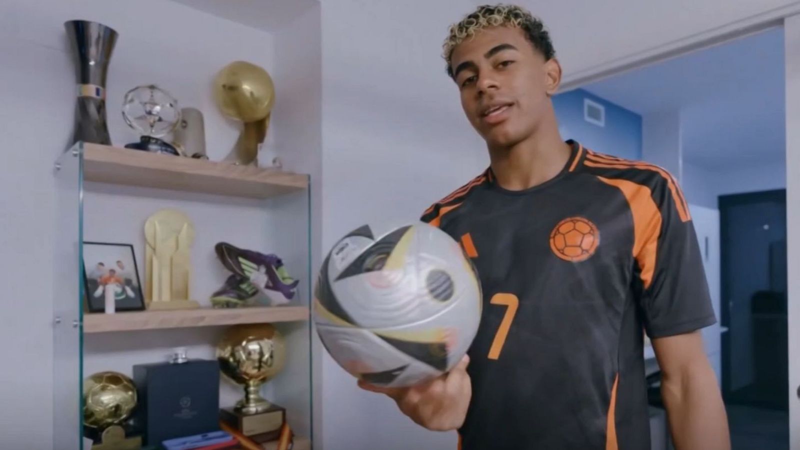 Lamine Yamal se estrena como youtuber y enseña su casa - Los Deportes de La1 | Ver