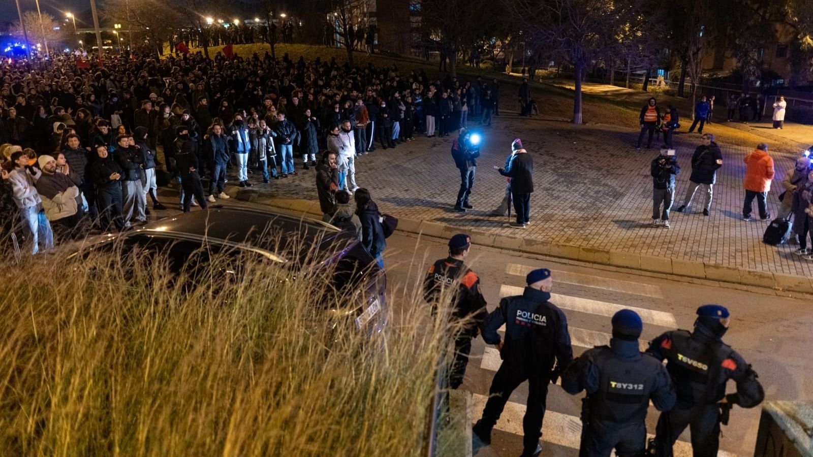 Decenas de migrantes esperan en la calle tras ser desalojados en Badalona - Telediario 1 | Ver