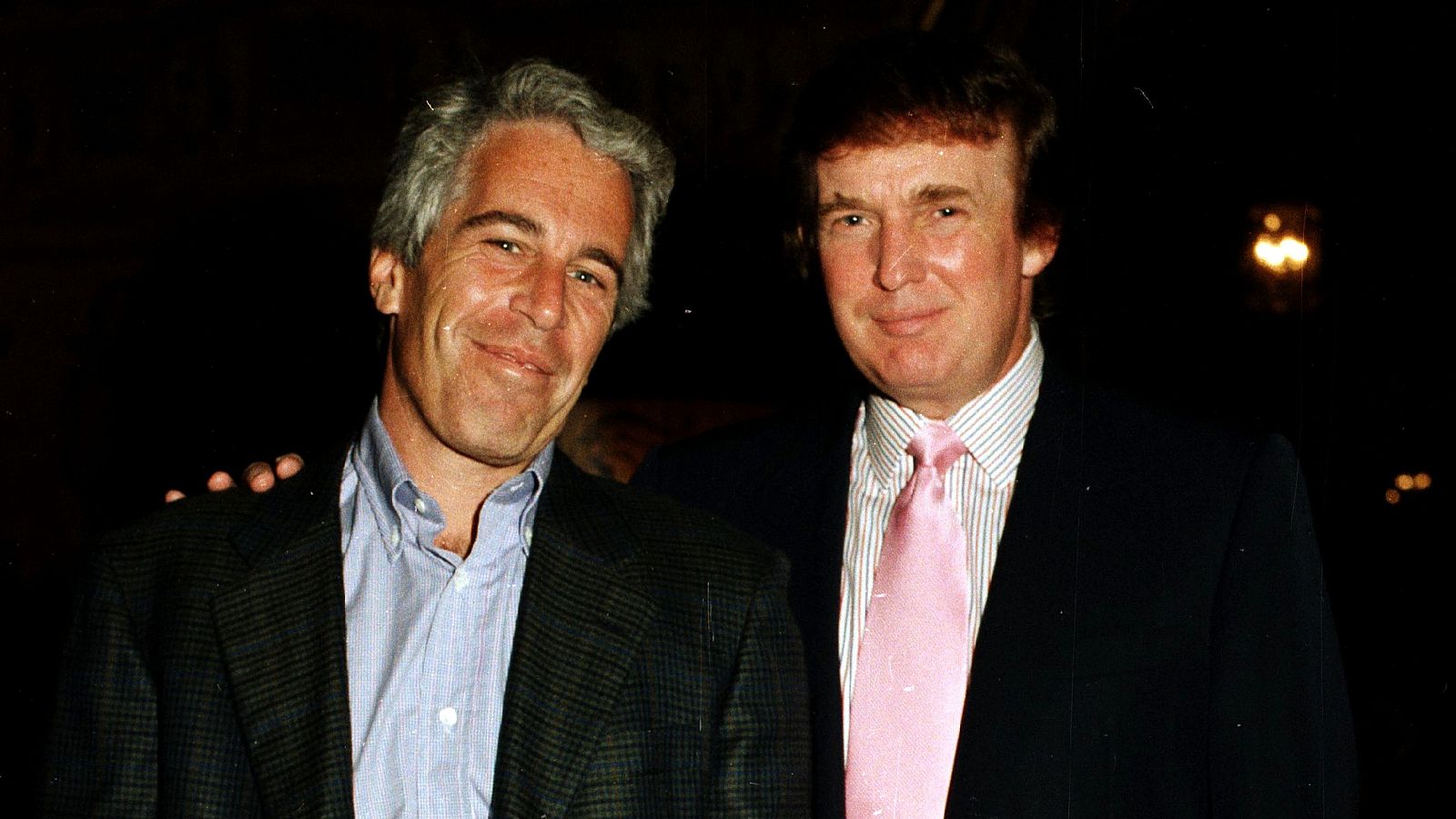 Trump voló al menos ocho veces en el avión de Epstein, según nuevos archivos del caso - Telediario 2 | Ver