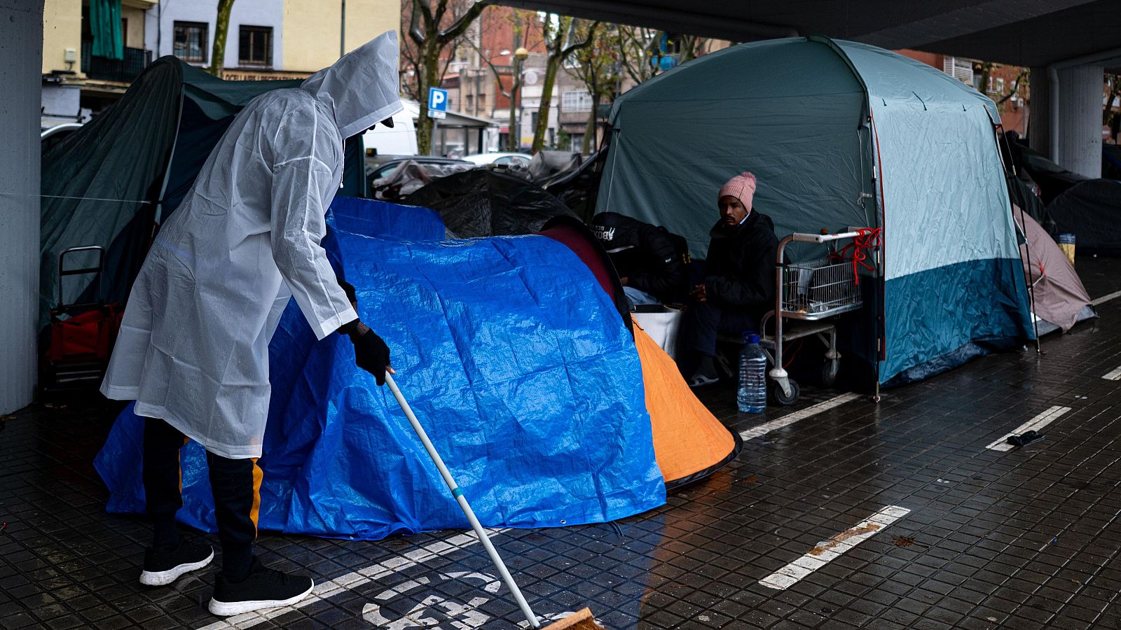 Una vecina acoge a dos migrantes sin techo en Badalona - La hora de La 1 | Ver