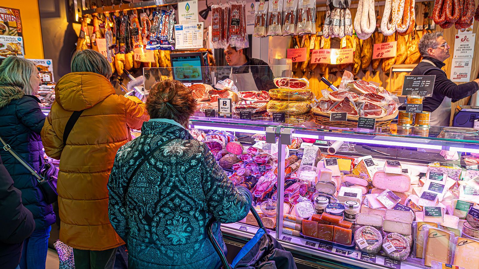 Las fechas navideñas presionan al alza el precio de ciertos productos - Telediario 1 | Ver