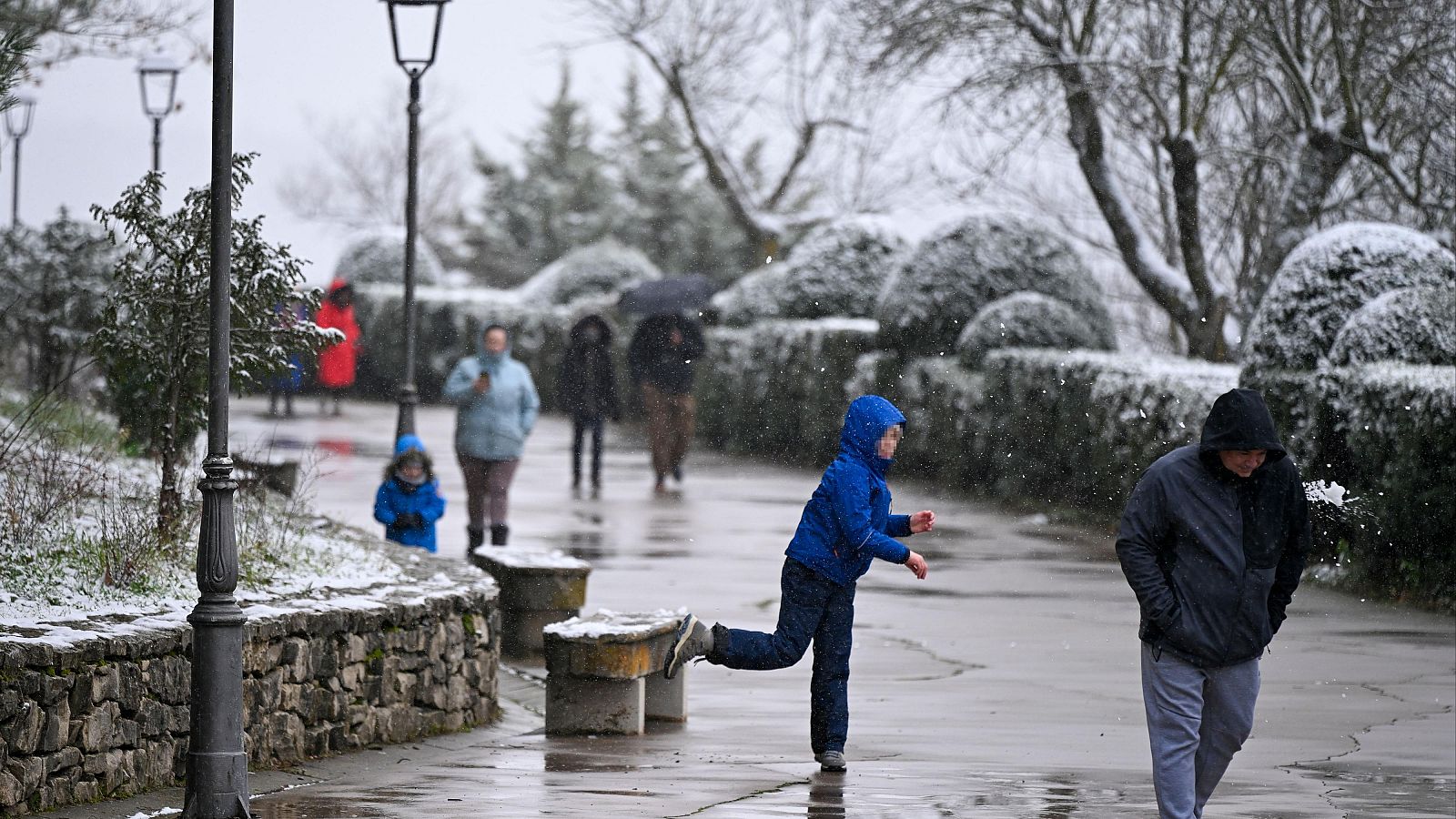 El frío se instala en la península durante la jornada navideña - Telediario 1 | Ver