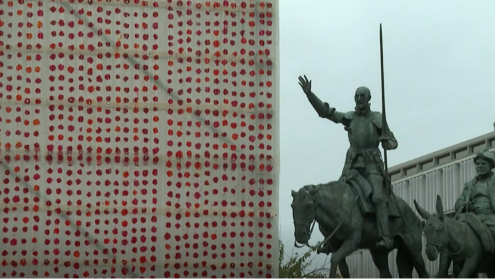 Telediario 1 - En Bruselas cientos de pétalos de rosas naturales tiñen la Plaza de España y lo hacen de la mano de un gran rosal español