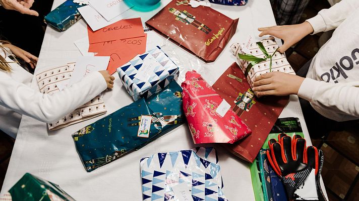 Telediario 1 - Papá Noel finaliza su viaje por el mundo repartiendo regalos en Navidad