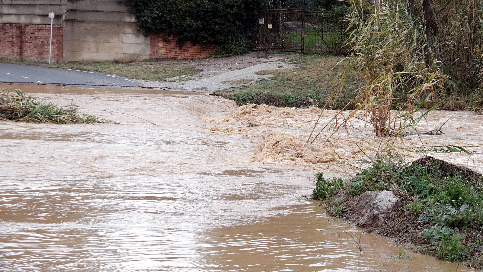 Els rius baixen desbordats després de les pluges intenses