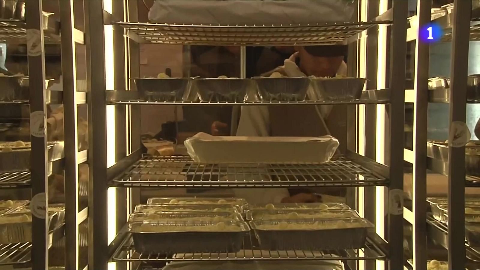 Llargues cues a botigues de menjar preparat per comparar canelons