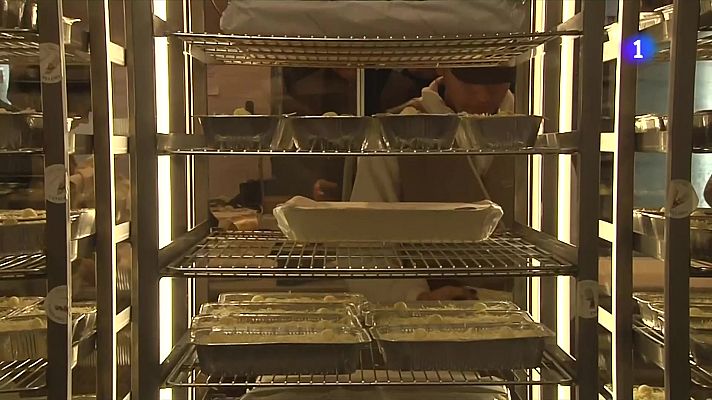 L'Informatiu - Llargues cues a botigues de menjar preparat per comparar canelons