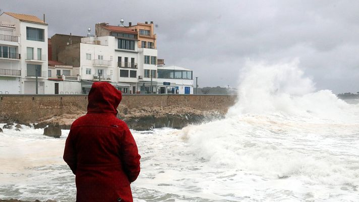 L'Informatiu - Onatge violent a Blanes amb onades de fins a 5 metres