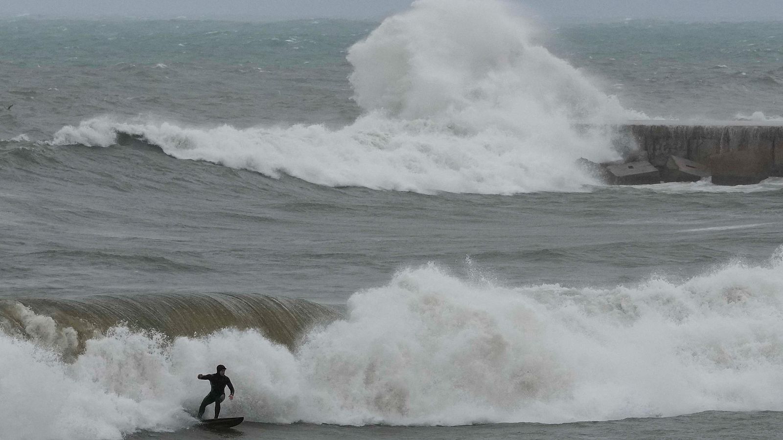 Un fuerte temporal azota la costa catalana - Telediario 1 | Ver