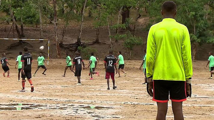 Los Deportes de La1 - "Sonrisas por la escuadra": fútbol, porterías y solidaridad entre Navarra y África