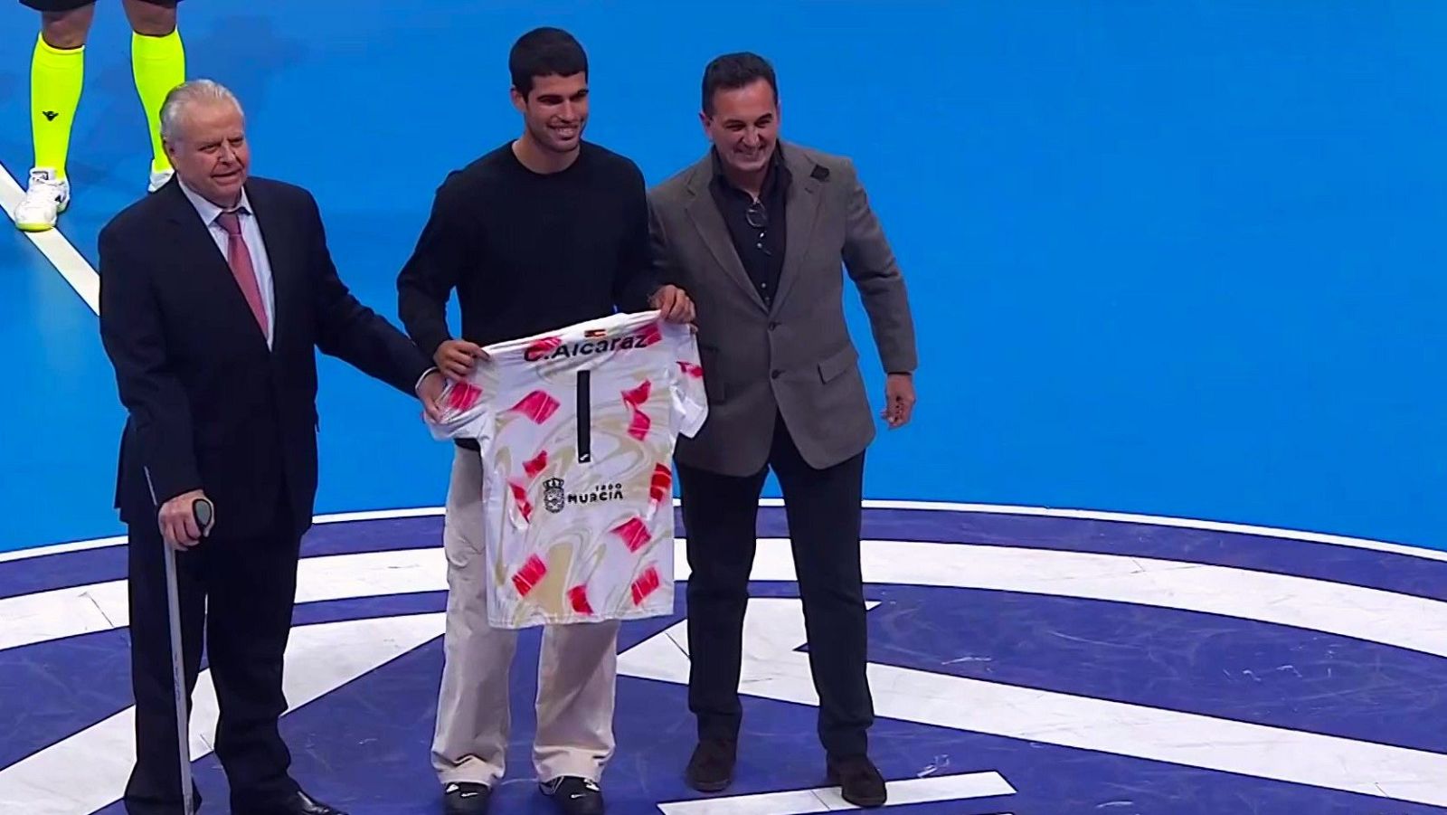 Saque de honor de Carlos Alcaraz: El Pozo Murcia - Barça de futsal - Tenis | Ver