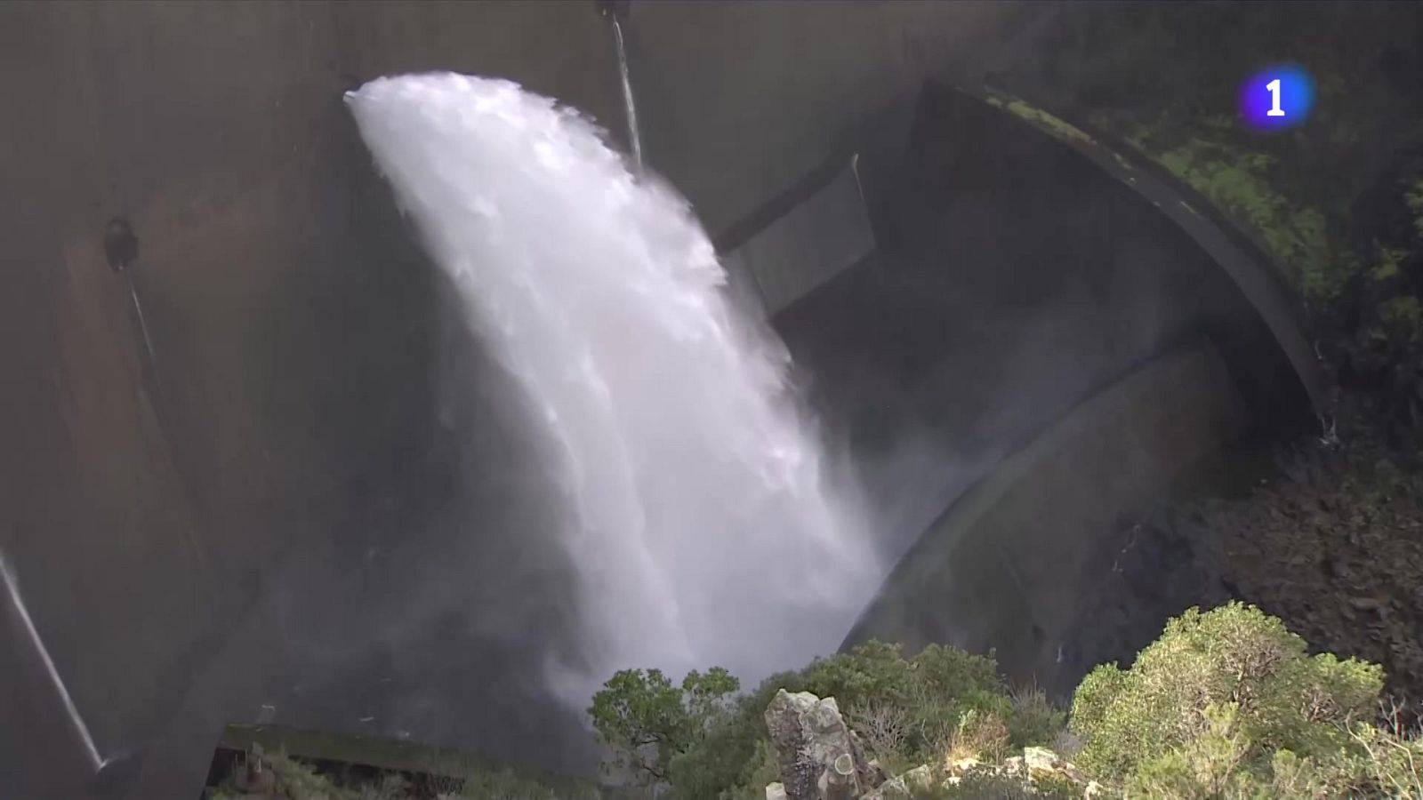 Les pluges disparen les reserves i obliguen a obrir Susqueda - L'Informatiu | Veure