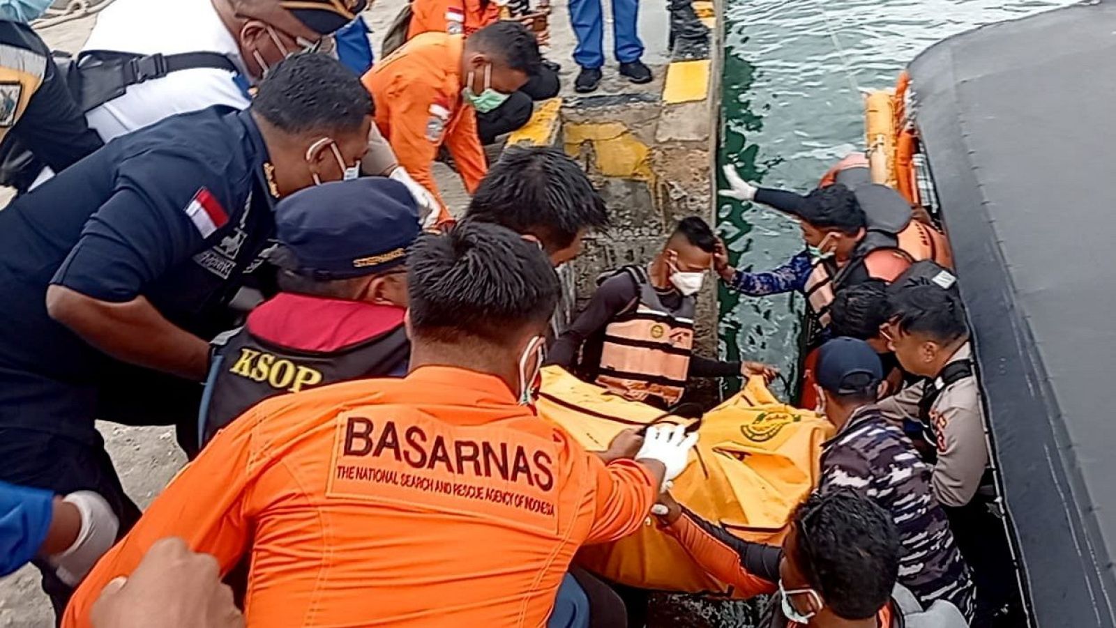 Hallan el cuerpo de la niña española desaparecida en un naufragio en Indonesia y buscan a los otros tres familiares | Ver ahora