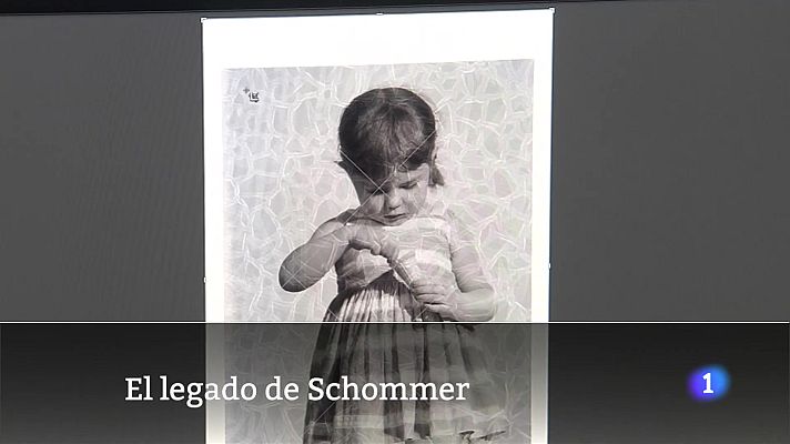 Telenorte - País Vasco - Técnicos del Archivo Foral de Álava trabajan en la recuperación del archivo fotográfico de Alberto Schommer