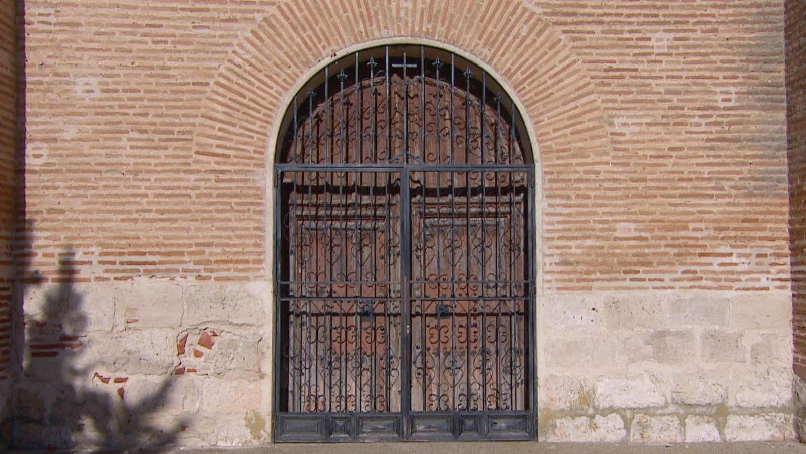 Polémica por el intento de venta de las puertas de una iglesia - Noticias de Castilla y León | Ver