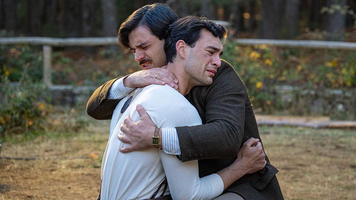 La promesa - El abrazo de Curro y Manuel