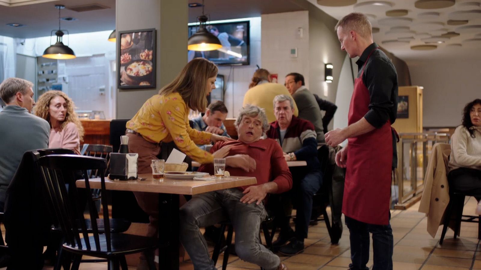 El juego del camelar - Dolor de bolsillo - Especiales Nochevieja con José Mota | Ver