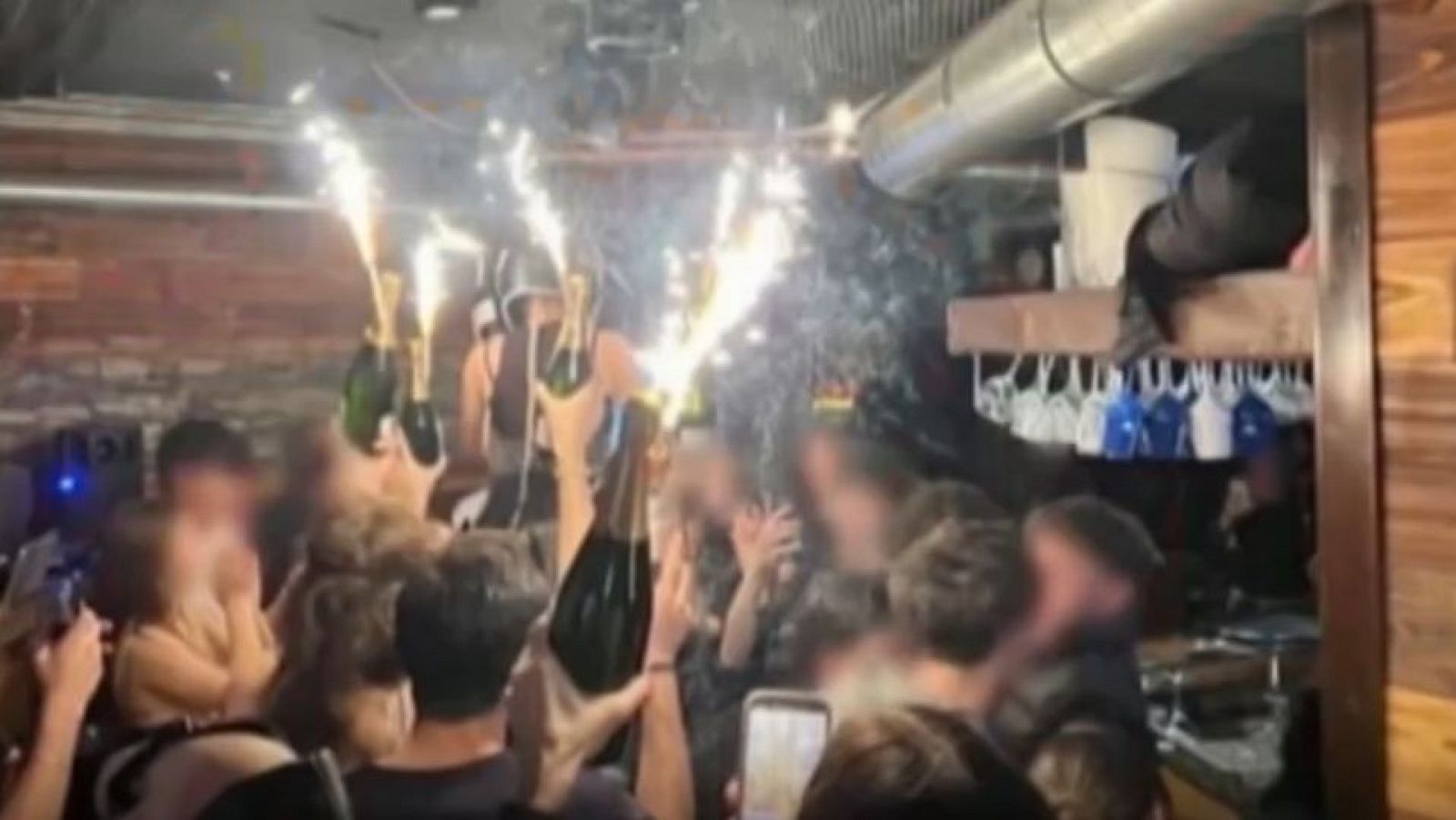 Origen del incendio en Suiza: bengalas en botellas de champán - Diario 24 | Ver