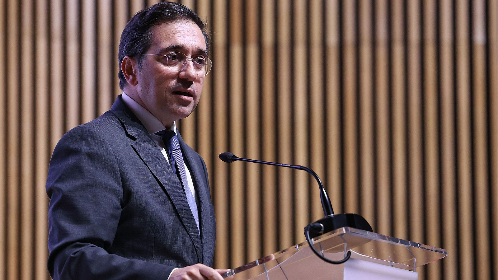 Albares: "España no va a resignarse a ver como se desguaza poco a poco el orden internacional" | Ver