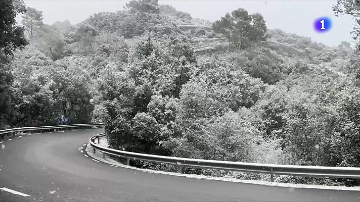 L'Informatiu - La neu arriba a cotes baixes i complica la mobilitat a l’interior