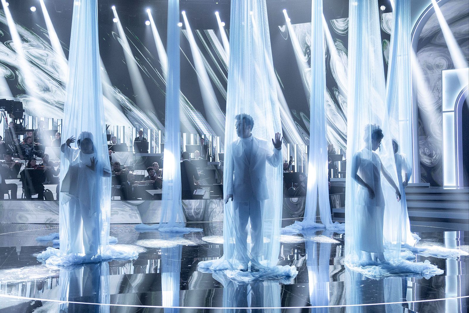 Merlyn, Esaú, Marina y Carmen interpretan "Berghain" de Rosalía - Aria, locos por la ópera | Ver