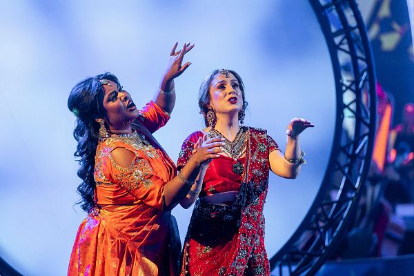 Aria, locos por la ópera - Merlyn y Carmen interpretan "El dúo de las flores" de Lakmé