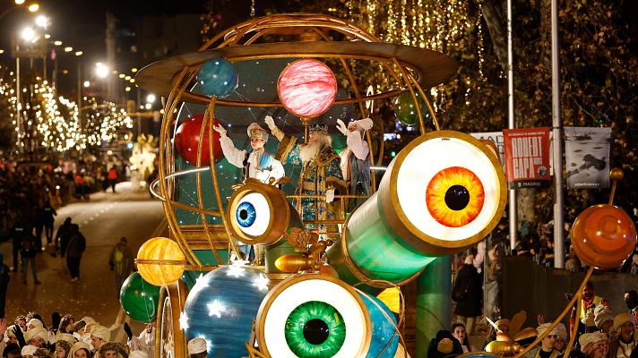 Telediario 2 - Los Reyes Magos encienden la ilusión en las gélidas calles de España