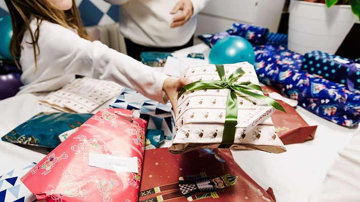 Telediario 1 - Los Reyes Magos llenan de ilusión y regalos las casas en la noche más especial del año