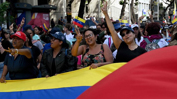 Telediario 2 - Trump asegura que Delcy Rodríguez está colaborando y cientos de venezolanos piden la liberación de Nicolás Maduro