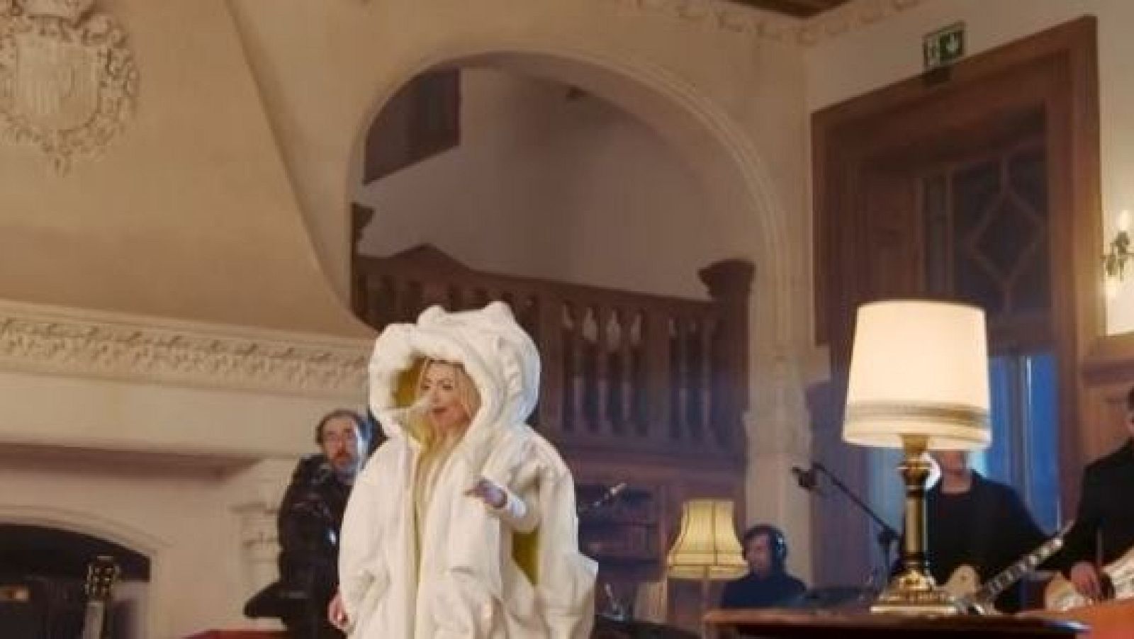 La fe y el misticismo vuelven a aparecer en canciones y películas - Telediario 2 | Ver