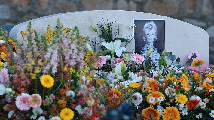 Telediario 1 - Miles de admiradores dan su último adiós a Brigitte Bardot en su funeral, celebrado en Saint Tropez