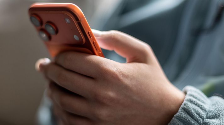 Muere un 'streamer' catalán tras consumir alcohol y drogas en directo - Telediario 2 | Ver