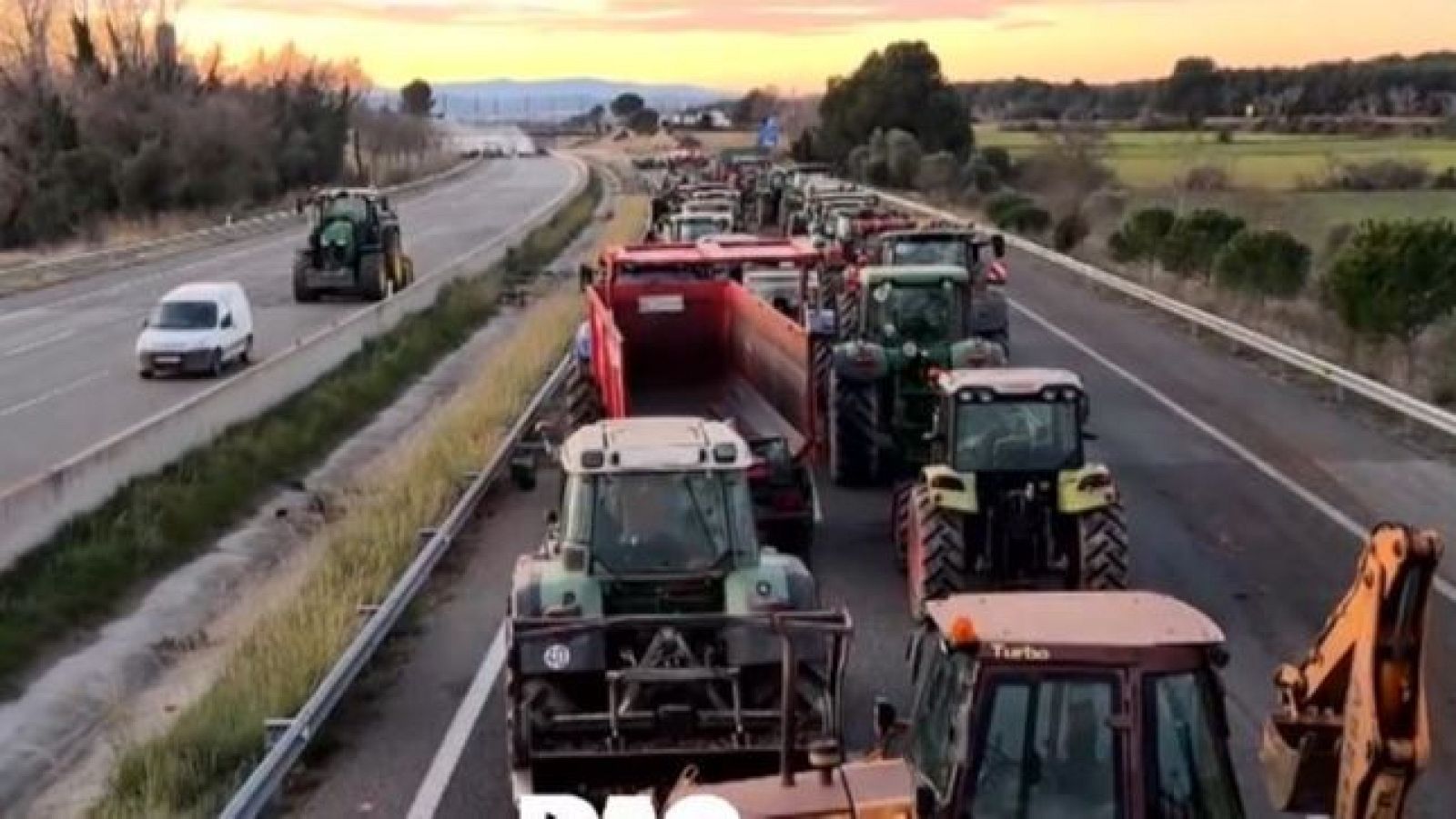 Agrupaciones de agricultores cortan carreteras en protesta al acuerdo de Europa con Mercosur - Directo al grano | Ver