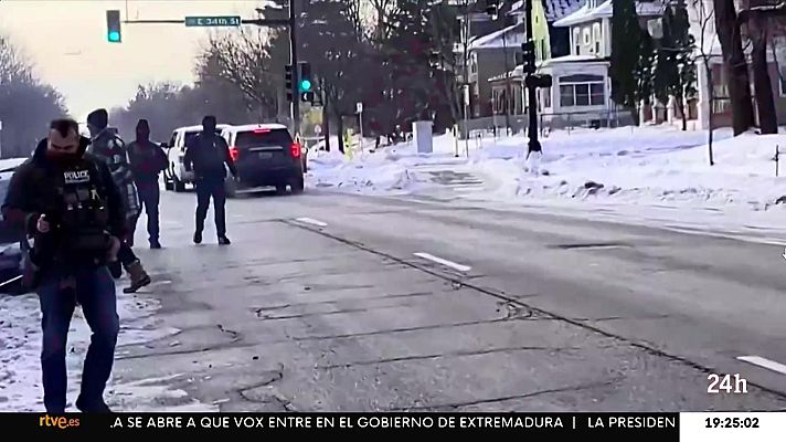 Especiales informativos - VerificaRTVE analiza los vídeos del momento en que un agente mata a tiros a una mujer en Mineápolis