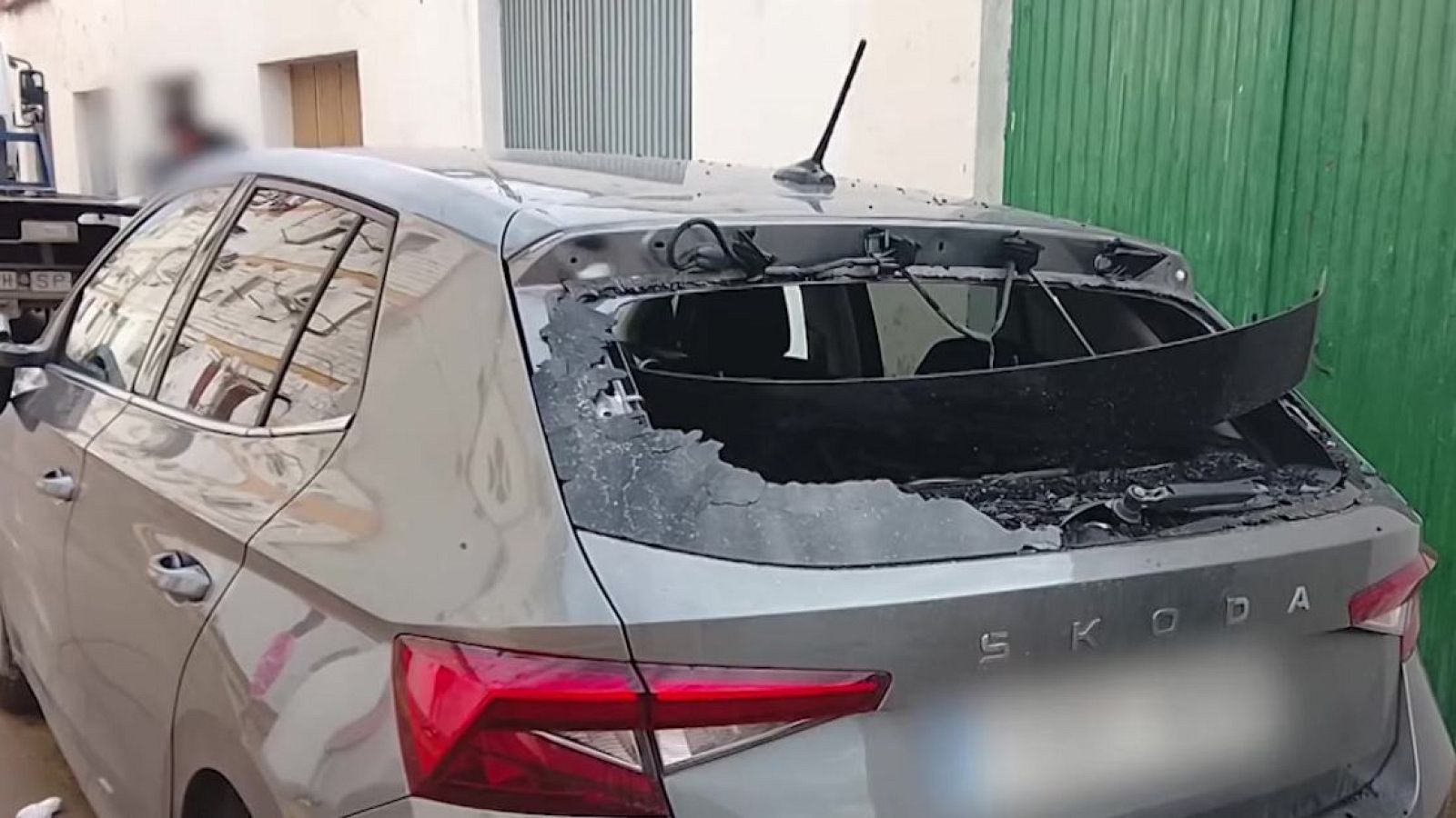 Vive atemorizada por los okupas de su garaje - Mañaneros 360 | Ver